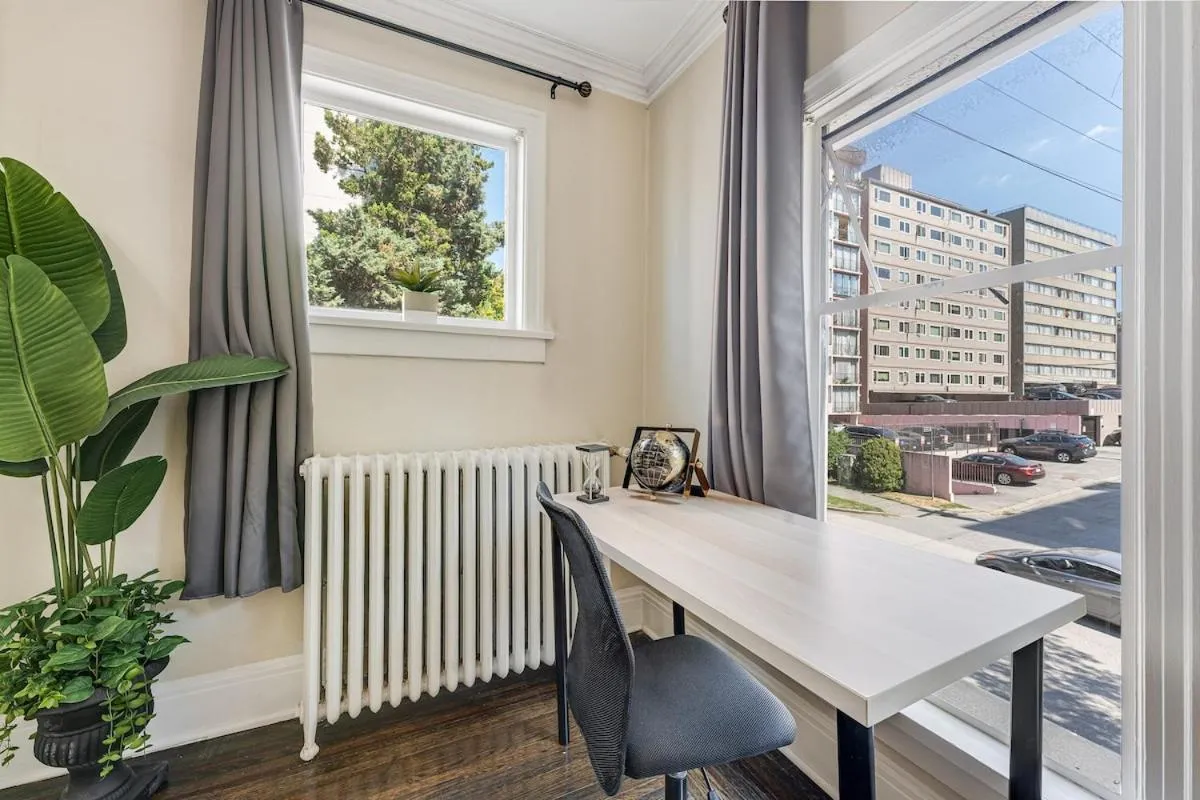 Image 3 of Chic 2BR Condo in West End Dwntwn Incl Parking