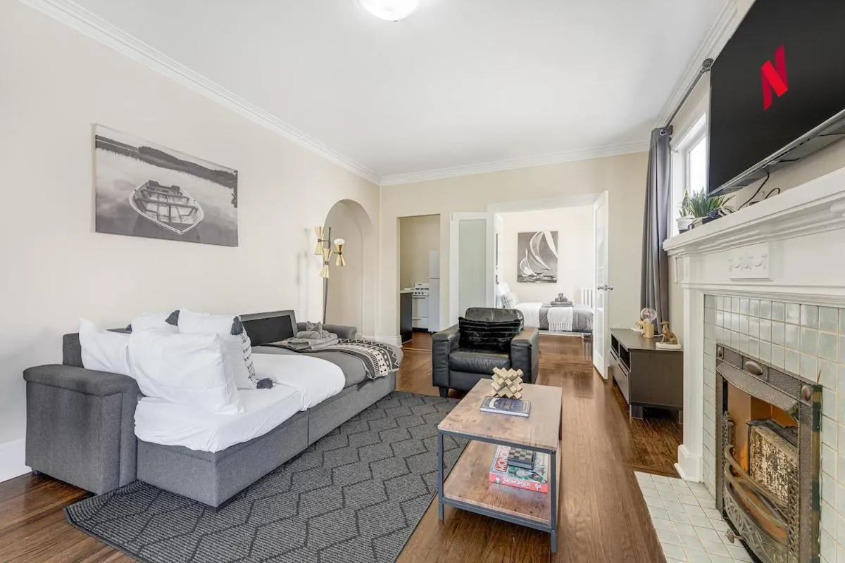 Image 4 of Chic 2BR Condo in West End Dwntwn Incl Parking