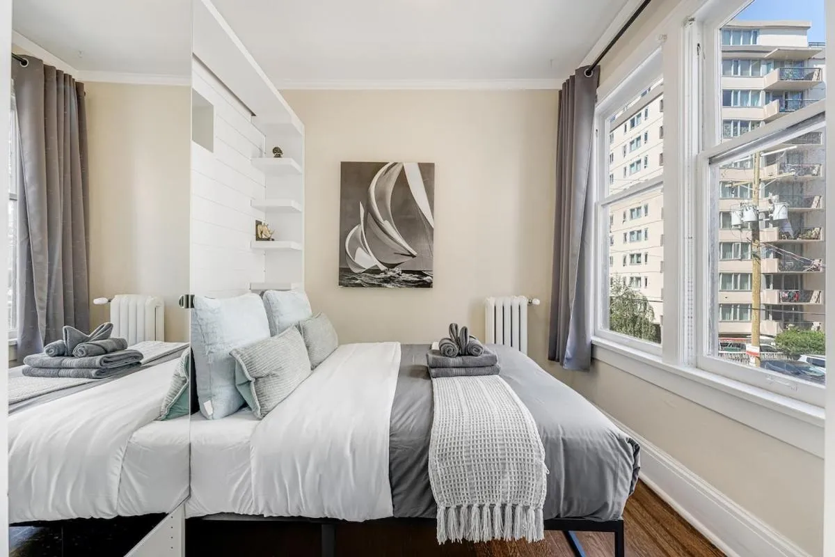 Image 1 of Chic 2BR Condo in West End Dwntwn Incl Parking