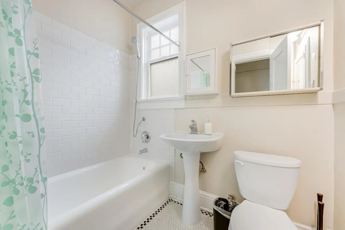 Image 2 of Chic 2BR Condo in West End Dwntwn Incl Parking