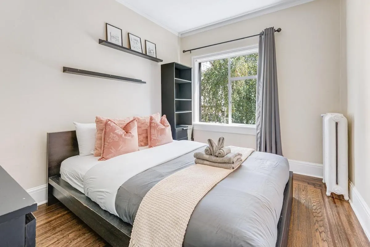 Image 5 of Chic 2BR Condo in West End Dwntwn Incl Parking