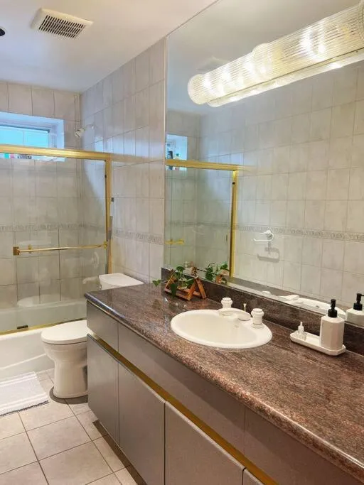 Image 3 of Chic 2BR Suite in Vancouver West~UBC & Downtown