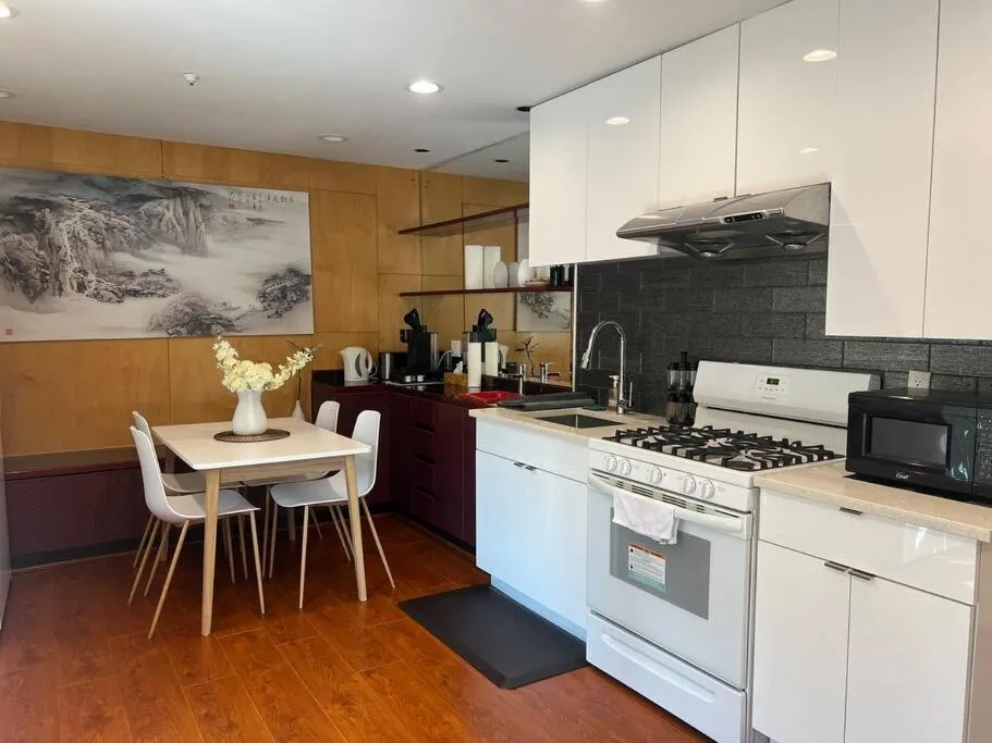 Image 2 of Chic 2BR Suite in Vancouver West~UBC & Downtown