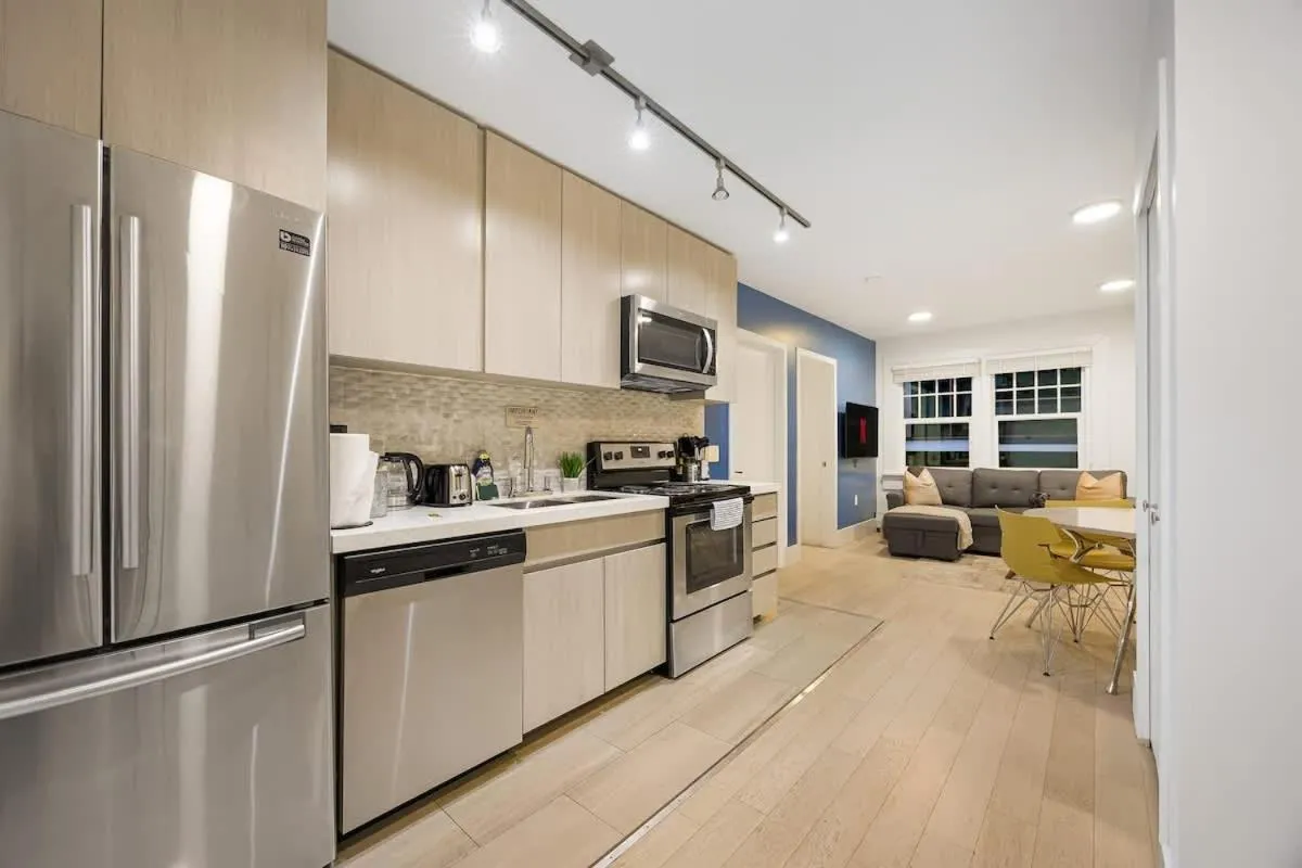 Image 3 of Chic 2 Bdrm Condo in Stylish Condo in West End DT