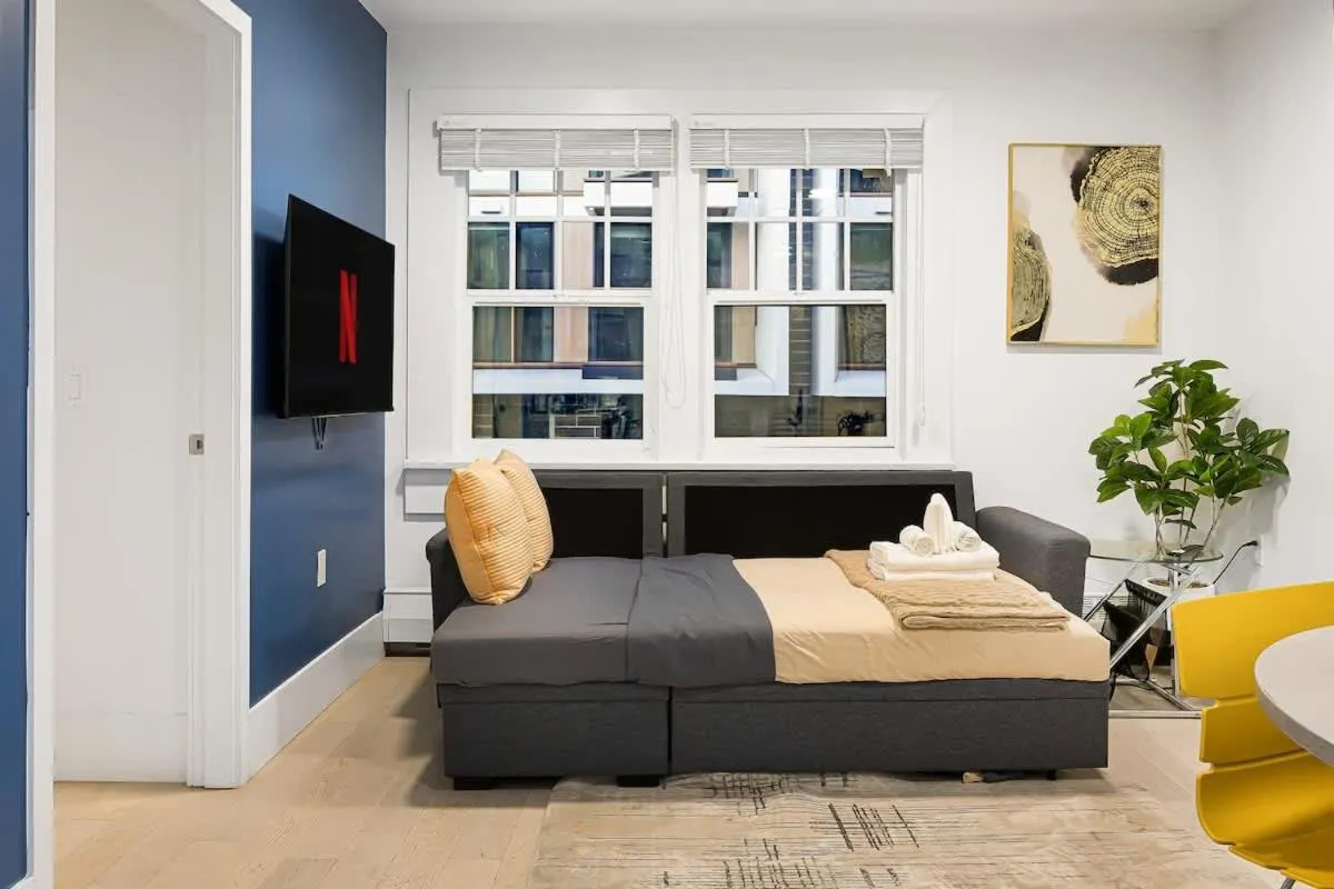 Image 4 of Chic 2 Bdrm Condo in Stylish Condo in West End DT