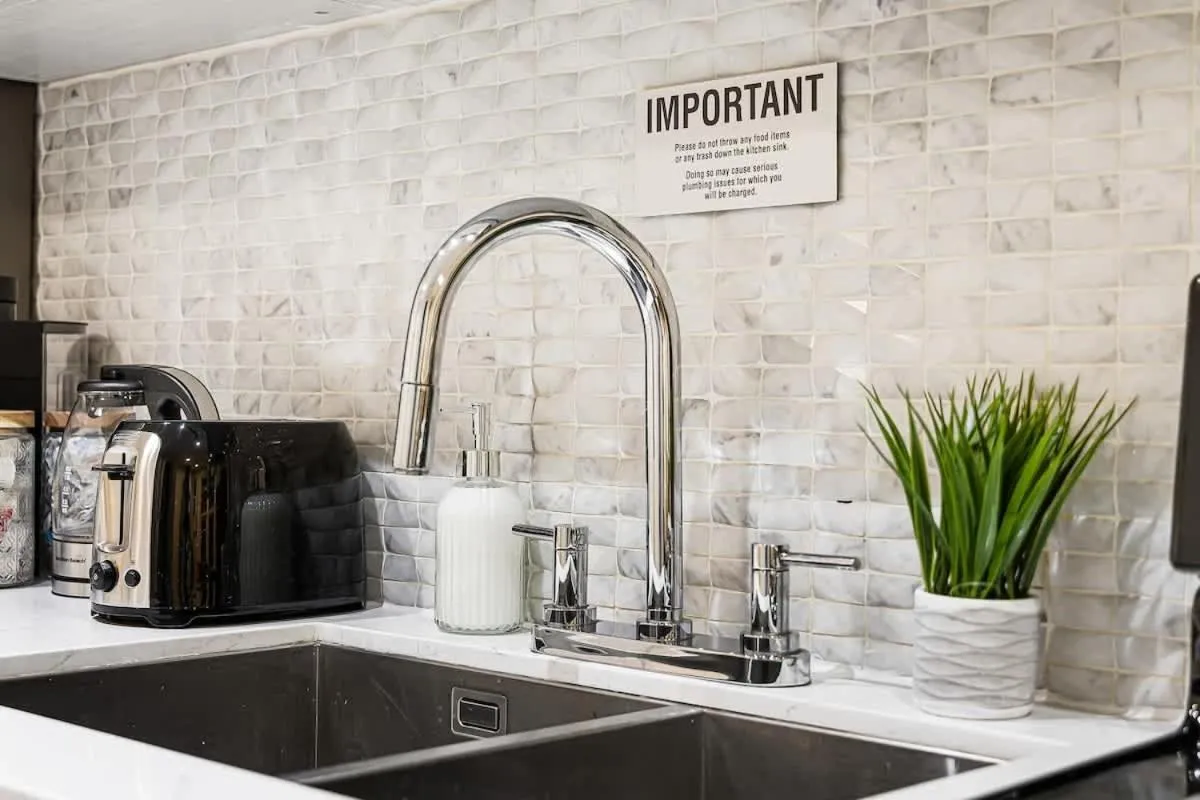 Image 2 of Chic 2 Bdrm Condo in Stylish Condo in West End DT