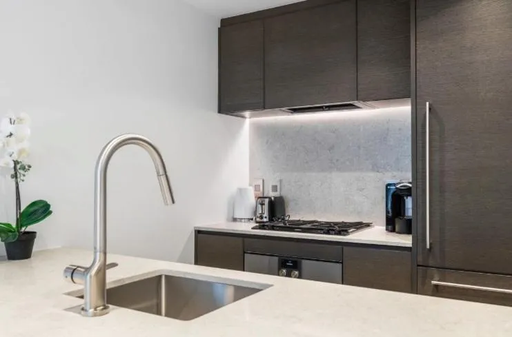 Image 2 of Chic & Modern Retreat the Heart of DT Vancouver