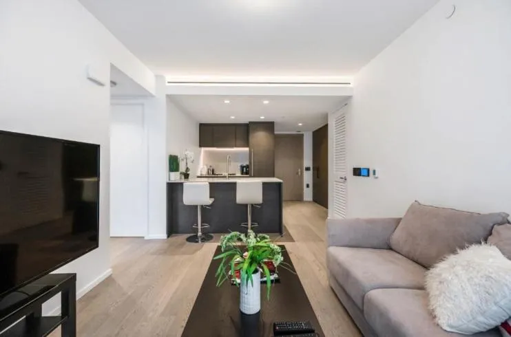 Image 3 of Chic & Modern Retreat the Heart of DT Vancouver