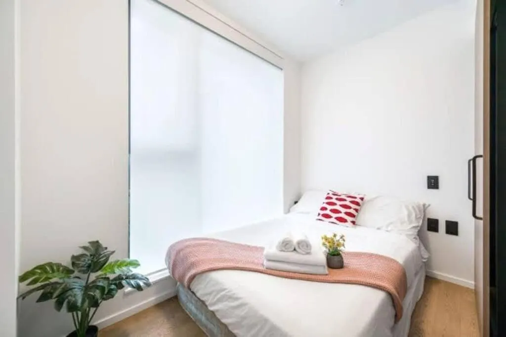 Image 2 of Chic Urban Stylish 1BR Condo in DT Vancouver