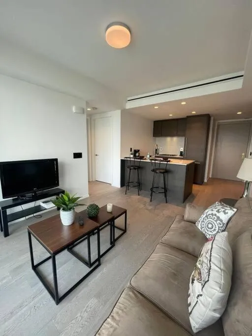 Image 4 of Chic Urban Stylish 1BR Condo in DT Vancouver