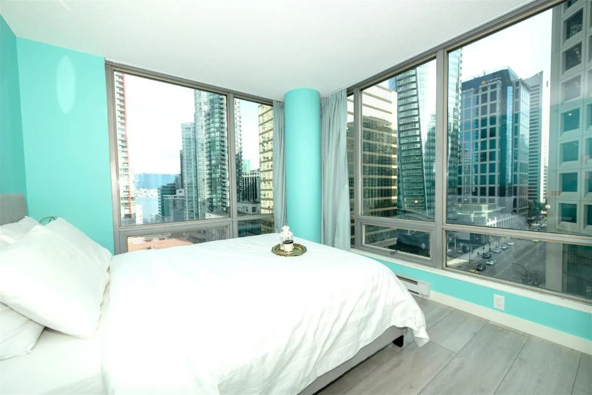 Image 5 of Chic Water Views Suite