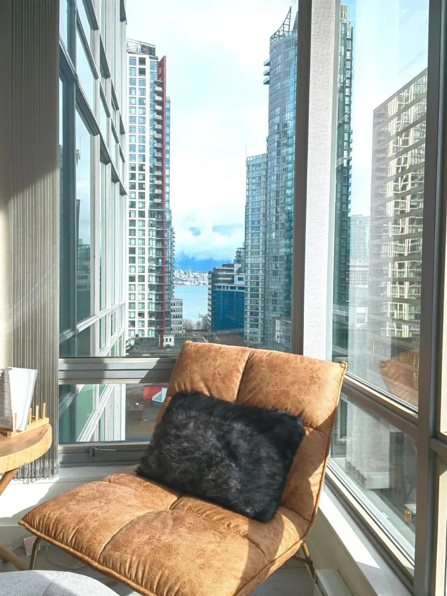 Image 4 of Chic Water Views Suite