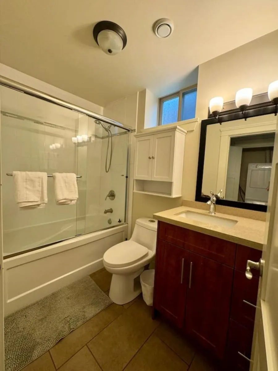 Image 3 of Cozy 1BR Near Skytrain – Explore Vancouver Easily