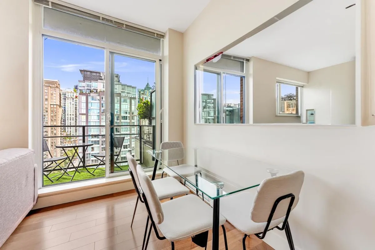 Image 2 of Cozy 1 Bedroom Apartment in the Heart of Yaletown