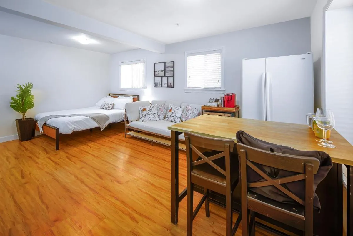 Image 1 of Cozy 2 beds Spacious rooms,Close to transit