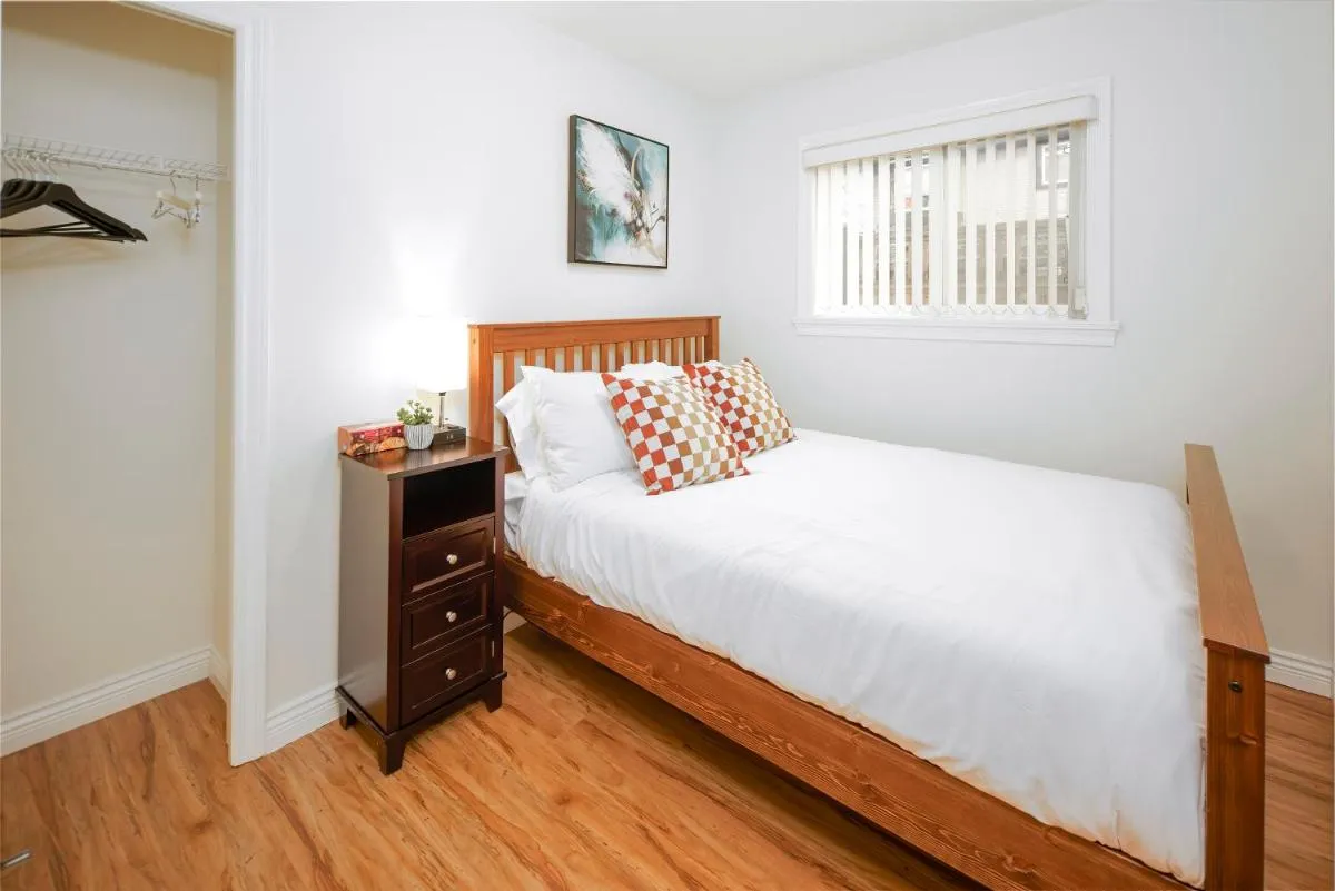 Image 2 of Cozy 2 beds Spacious rooms,Close to transit