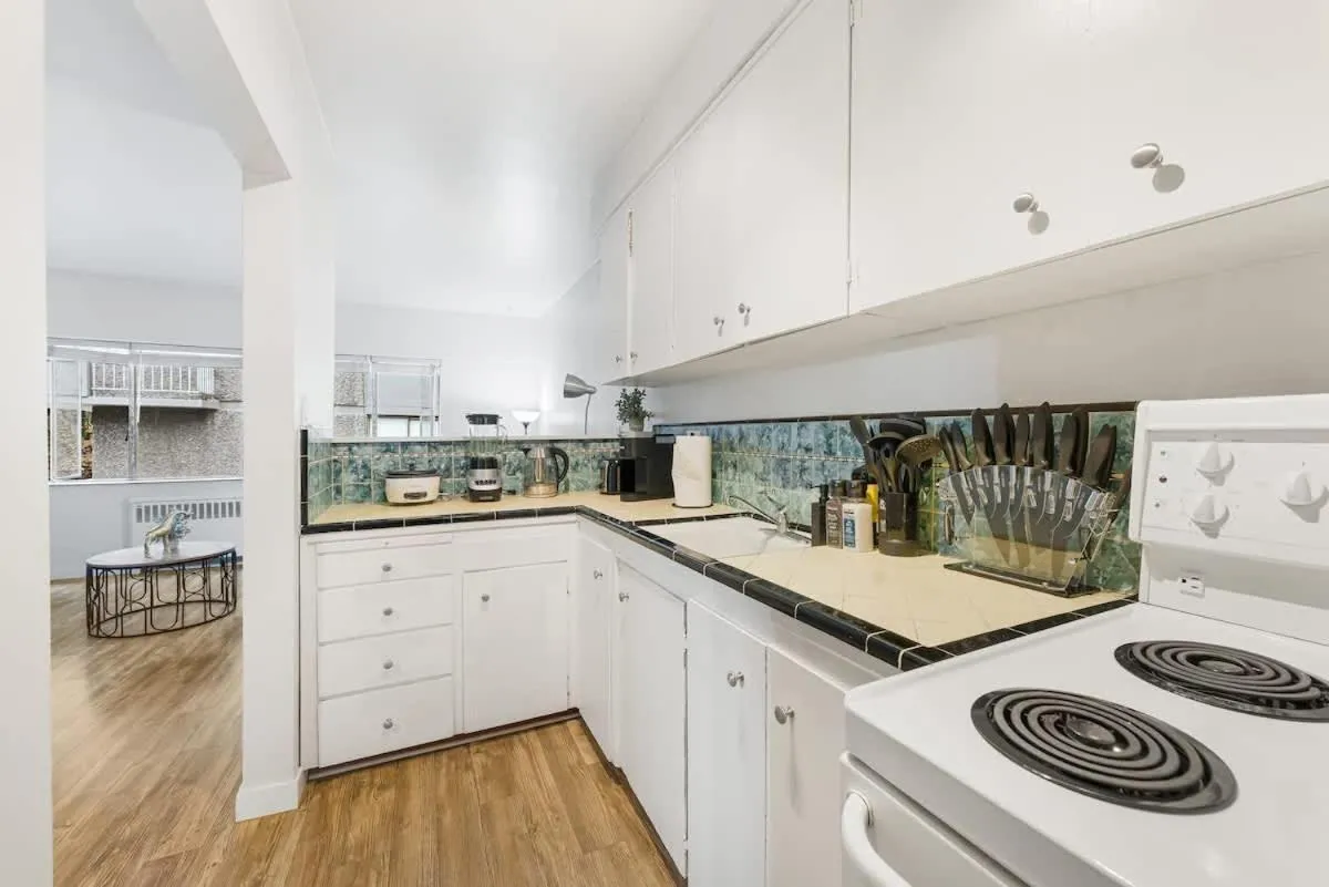 Image 5 of Cozy Central 1-Bedroom Condo in the West End Dwntwn