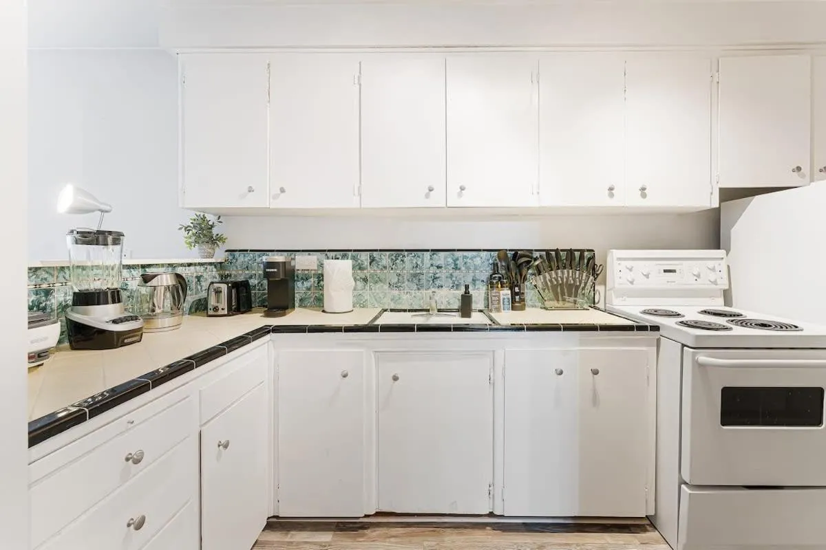 Image 2 of Cozy Central 1-Bedroom Condo in the West End Dwntwn