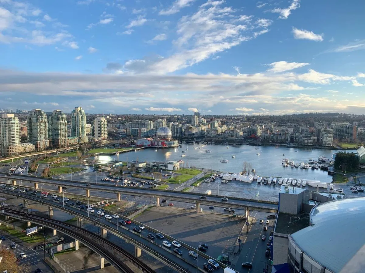 Image 4 of DOWNTOWN+Amazing View+2BD/2BA Free Parking