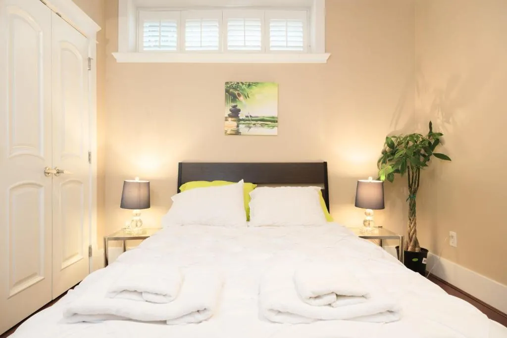 Image of Deluxe Double Room with Shared Washroom in Family Villa