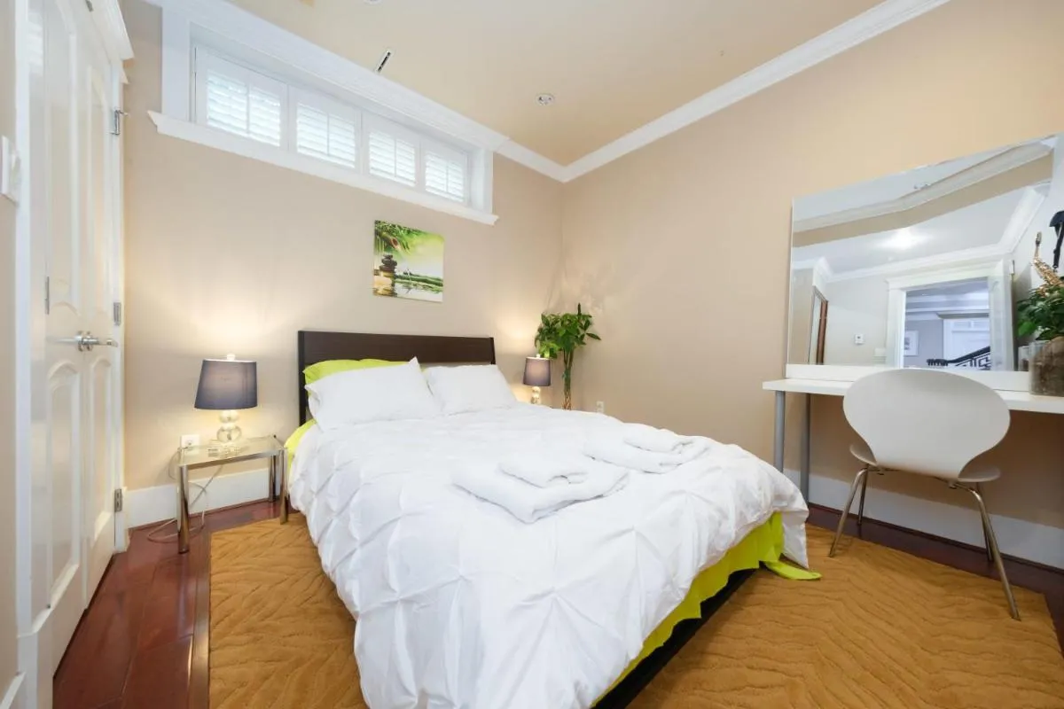 Image 3 of Deluxe Double Room with Shared Washroom in Family Villa