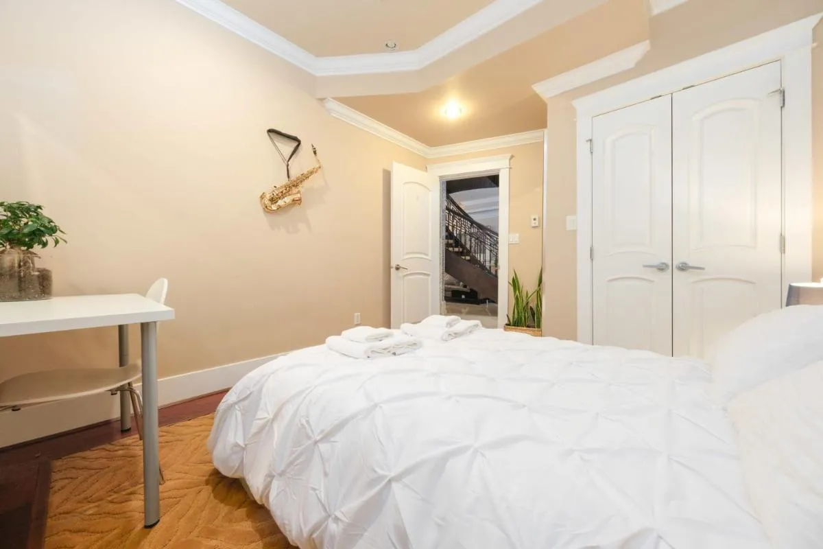 Image 4 of Deluxe Double Room with Shared Washroom in Family Villa
