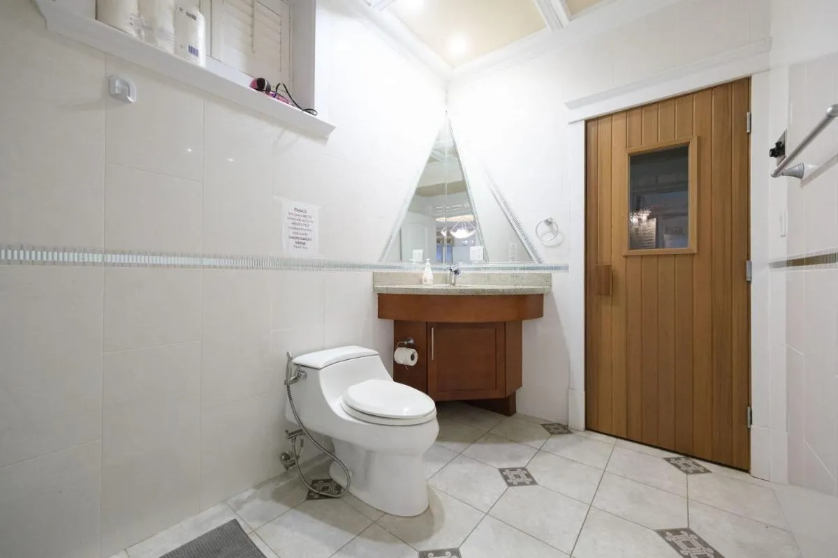 Image 5 of Deluxe Double Room with Shared Washroom in Family Villa
