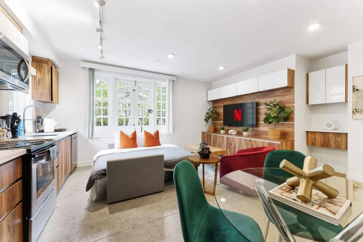 Image 1 of Designer Cozy Condo in Vibrant West End Dwntwn