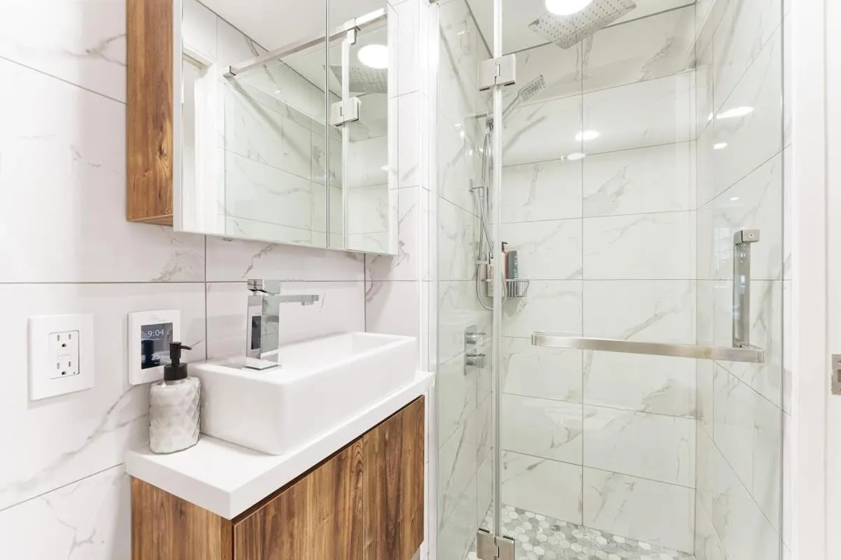 Image 2 of Designer Cozy Condo in Vibrant West End Dwntwn