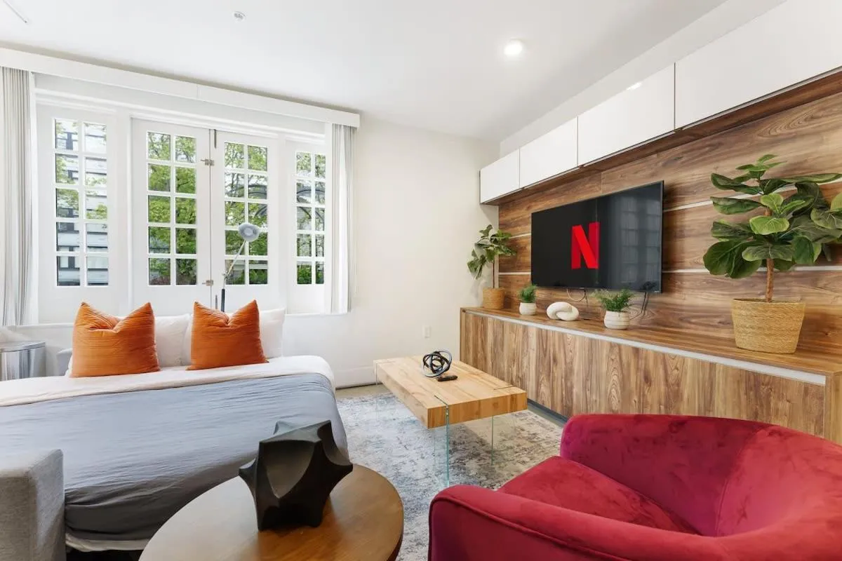 Image 3 of Designer Cozy Condo in Vibrant West End Dwntwn