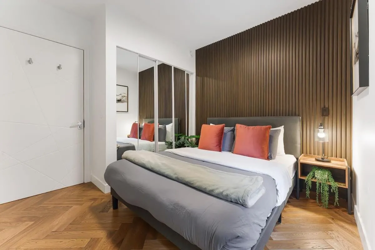 Image 4 of Designer Cozy Condo in Vibrant West End Dwntwn