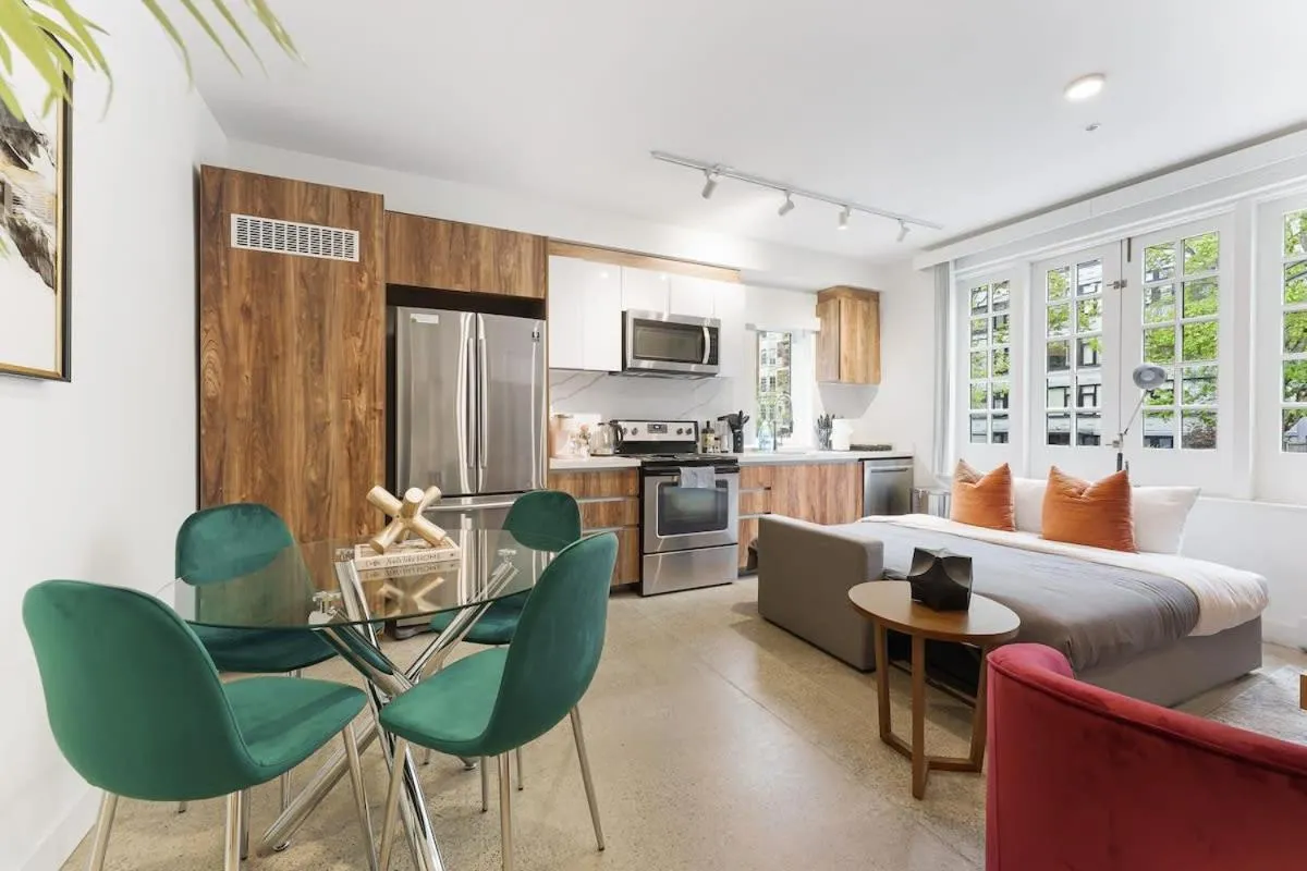 Image 5 of Designer Cozy Condo in Vibrant West End Dwntwn