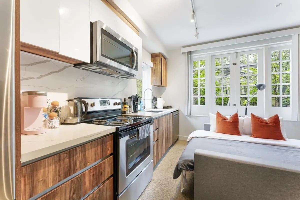 Image 6 of Designer Cozy Condo in Vibrant West End Dwntwn