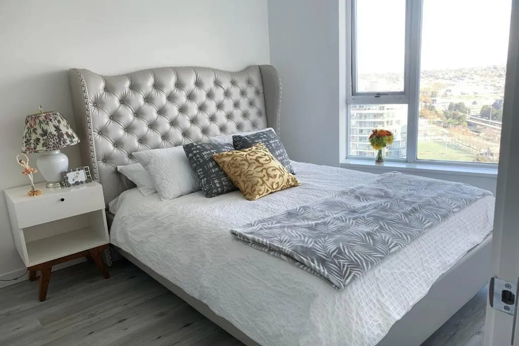 Image 2 of Downtown 3br/2ba+Views+Skytrain+Free Parking