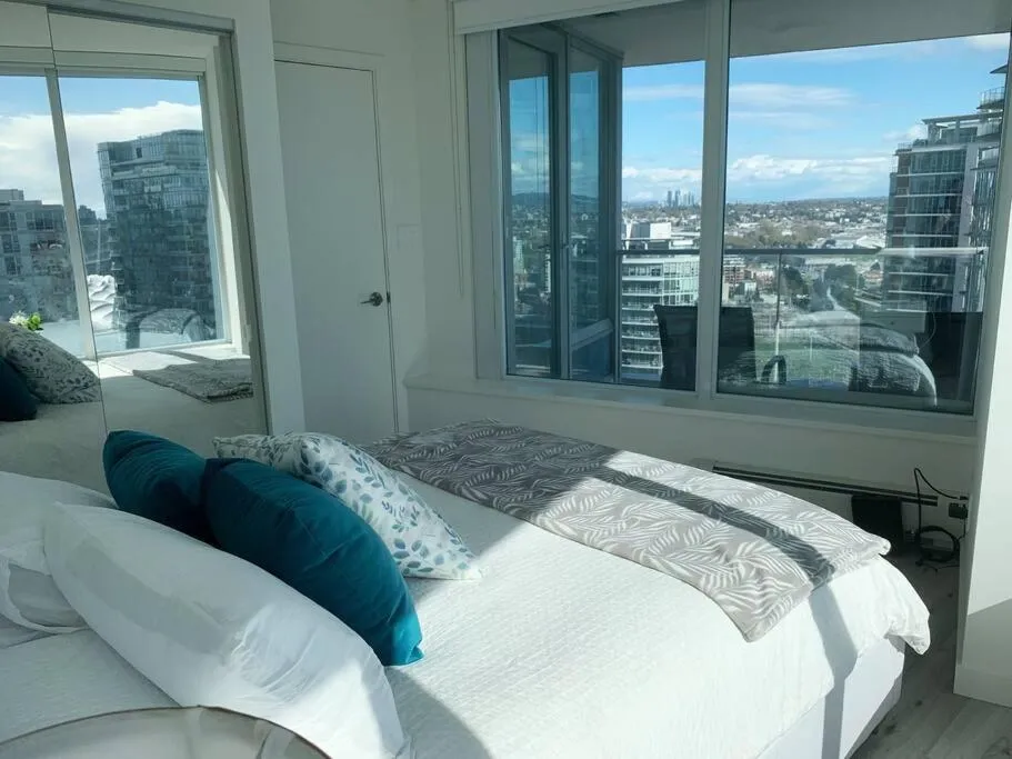 Image 6 of Downtown 3br/2ba+Views+Skytrain+Free Parking