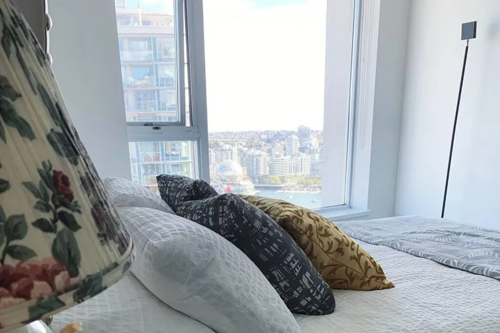 Image 3 of Downtown 3br/2ba+Views+Skytrain+Free Parking
