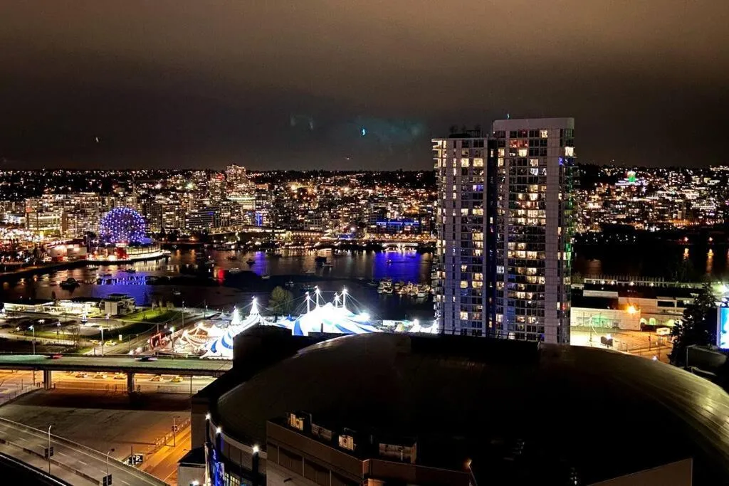 Image 1 of Downtown 3br/2ba+Views+Skytrain+Free Parking