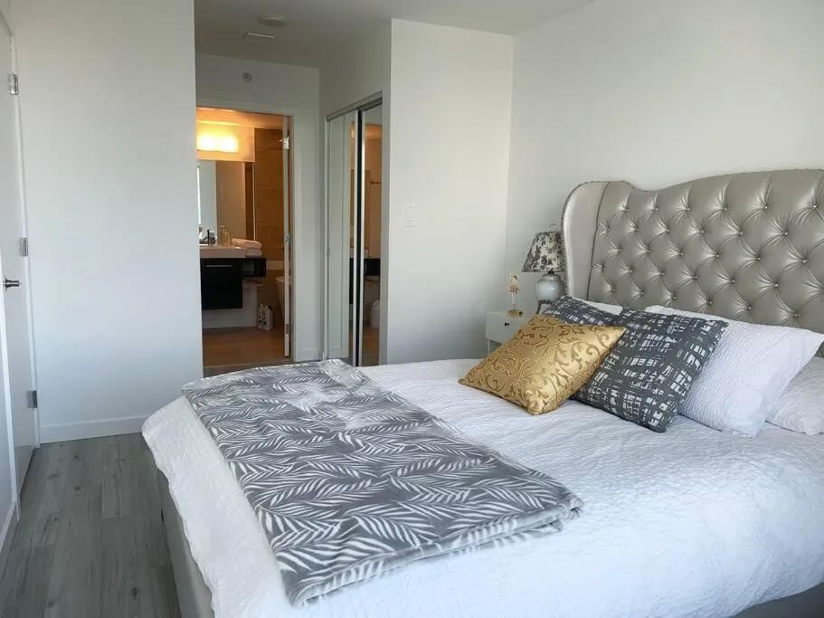 Image 4 of Downtown 3br/2ba+Views+Skytrain+Free Parking