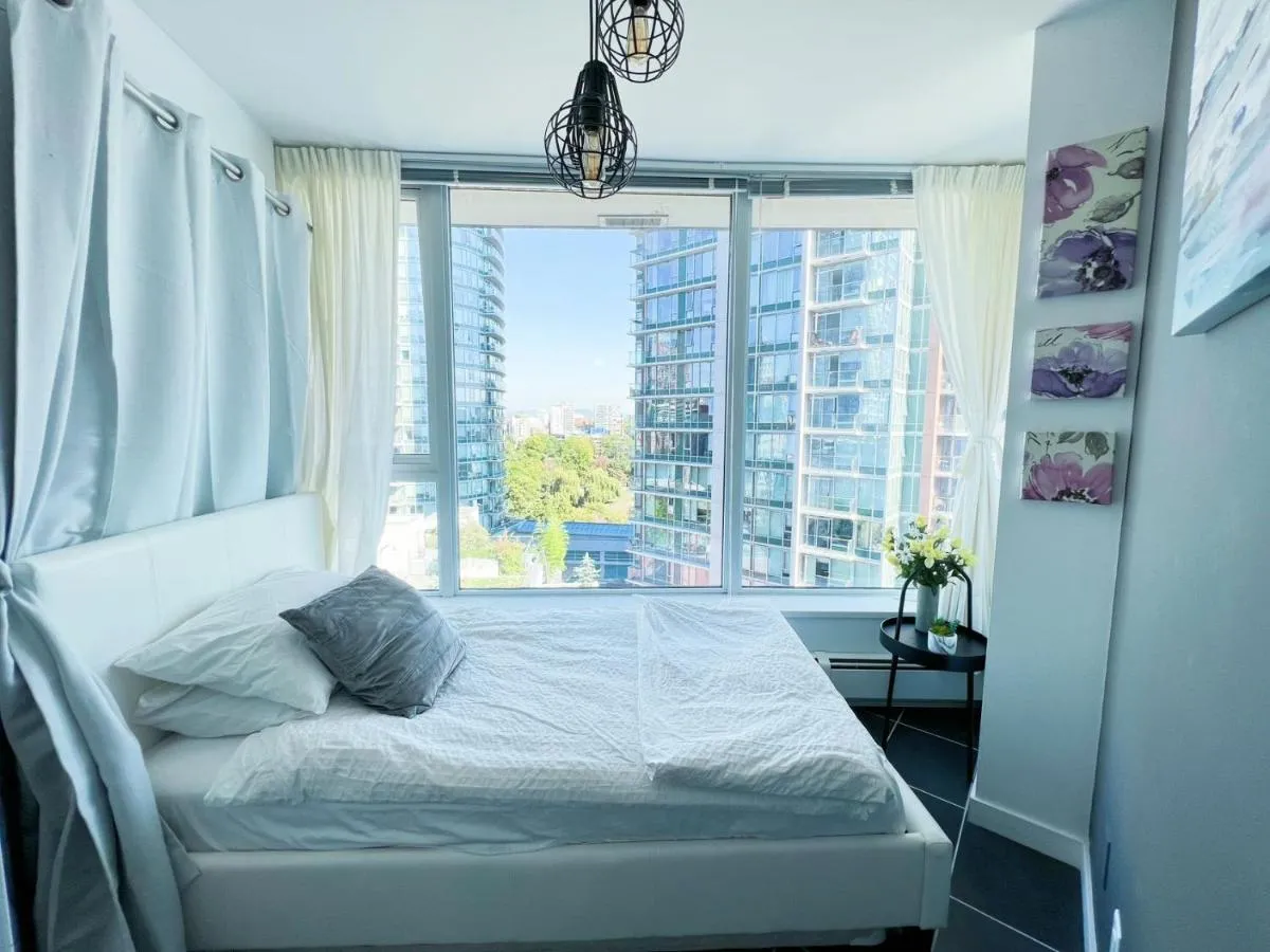 Image 6 of Downtown 4bd 2ba View Skytrain 2 Free Parking