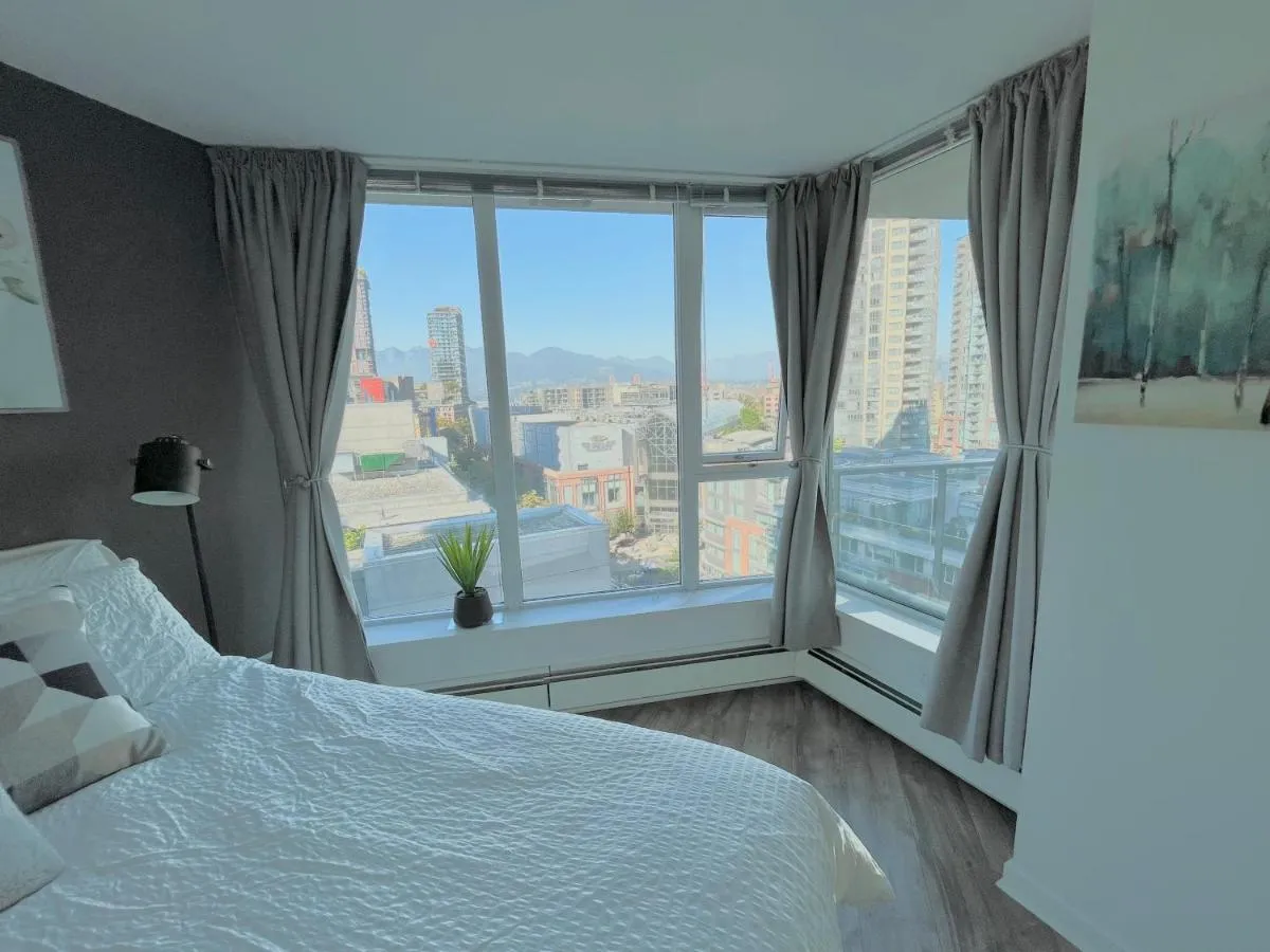 Image 2 of Downtown 4bd 2ba View Skytrain 2 Free Parking