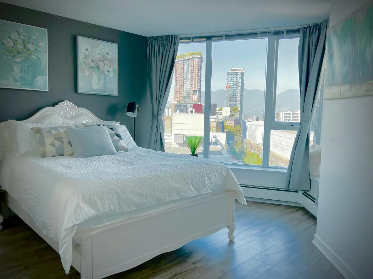 Image 1 of Downtown 4bd 2ba View Skytrain 2 Free Parking
