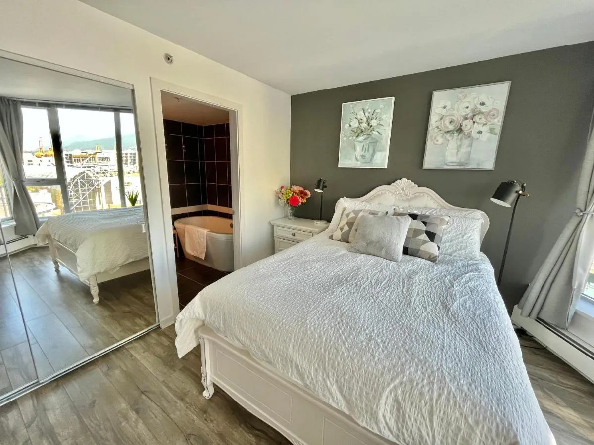 Image 3 of Downtown 4bd 2ba View Skytrain 2 Free Parking