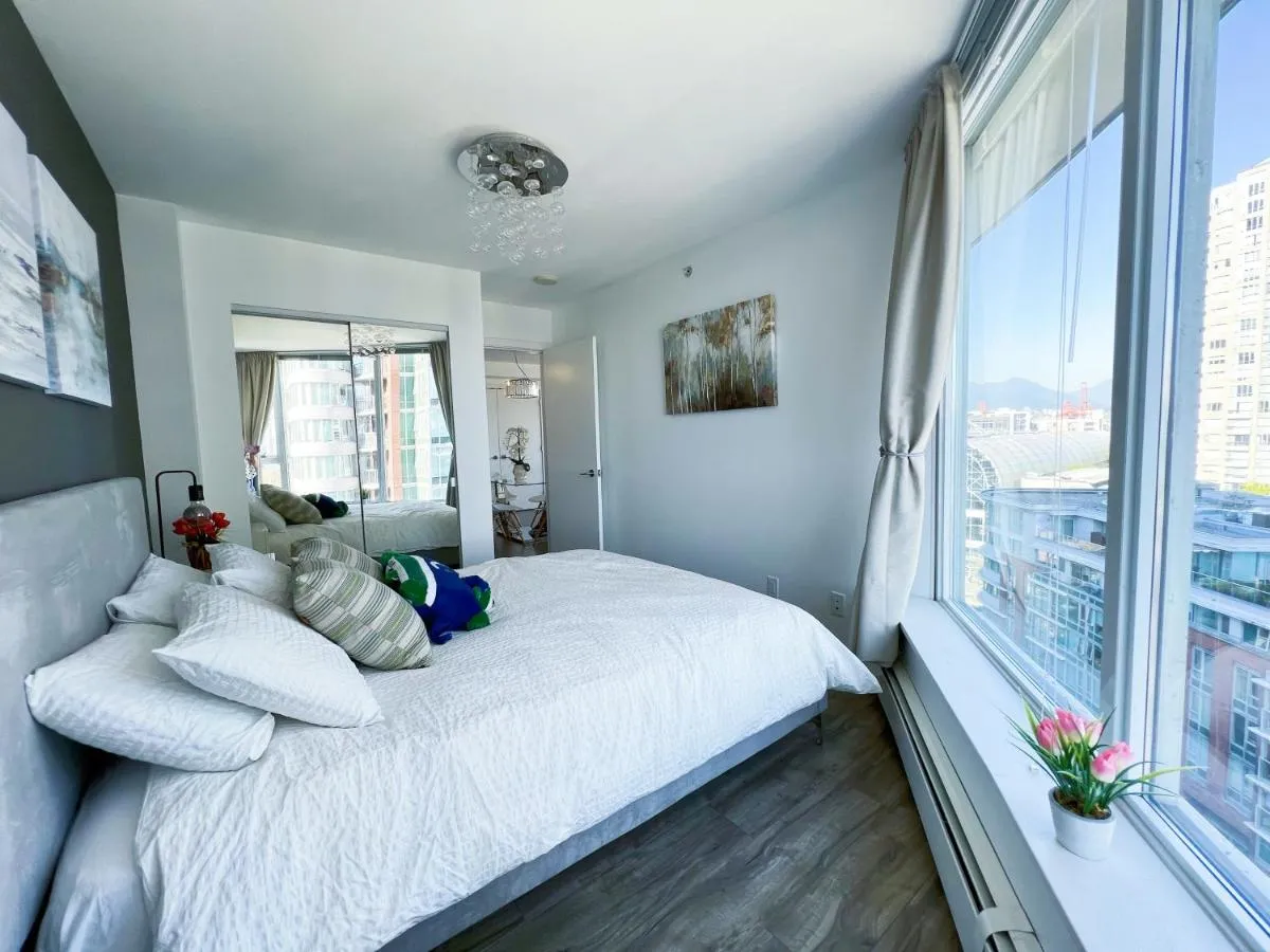 Image 5 of Downtown 4bd 2ba View Skytrain 2 Free Parking