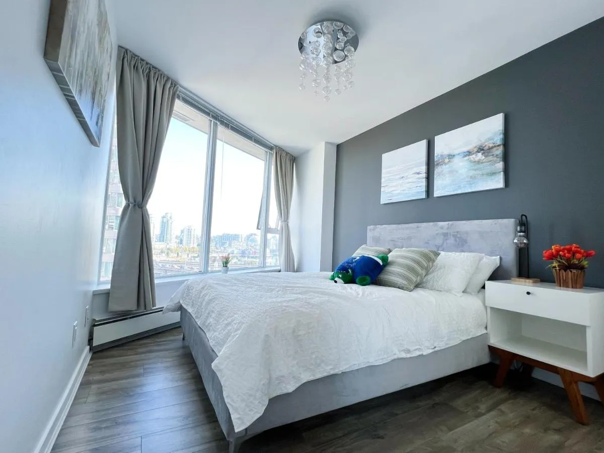 Image 4 of Downtown 4bd 2ba View Skytrain 2 Free Parking