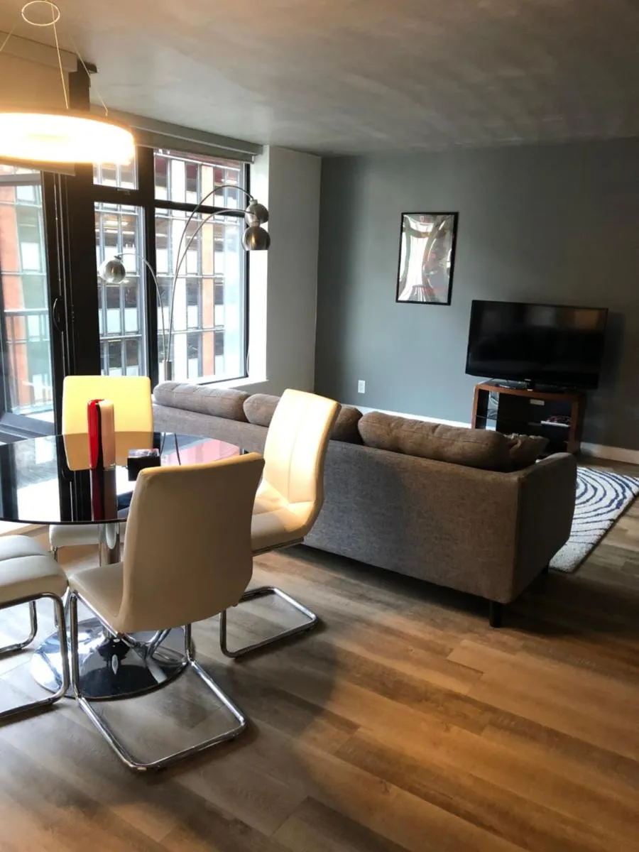 Image 4 of Downtown Luxe