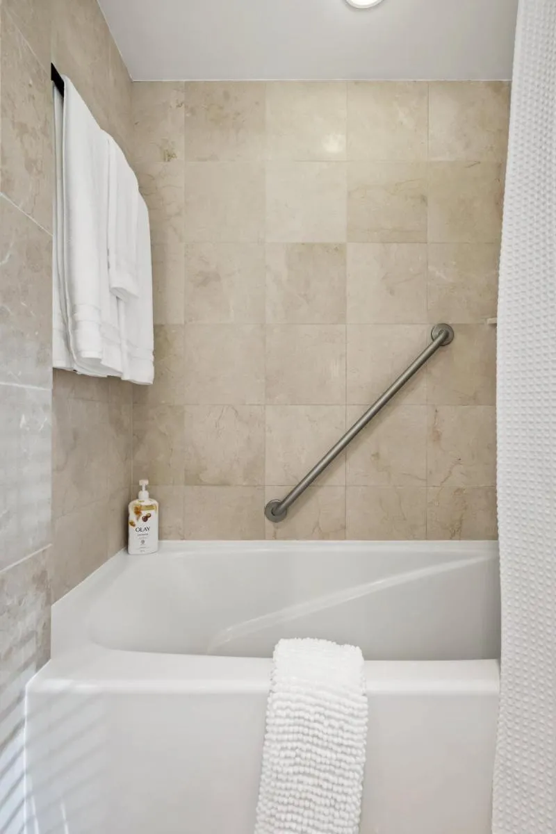 Image 4 of Elegant & Luxury 2 Bed Suite Close to Convention Centre