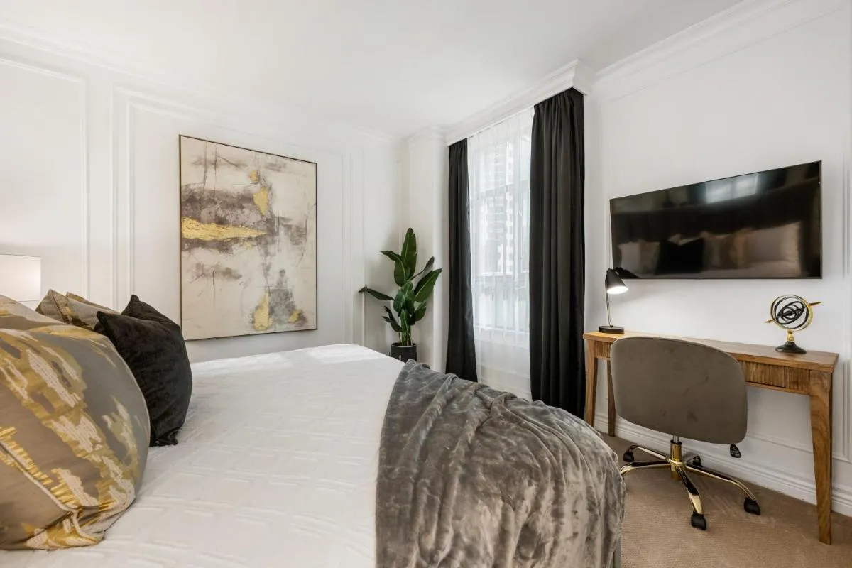 Image 2 of Elegant & Luxury 2 Bed Suite Close to Convention Centre