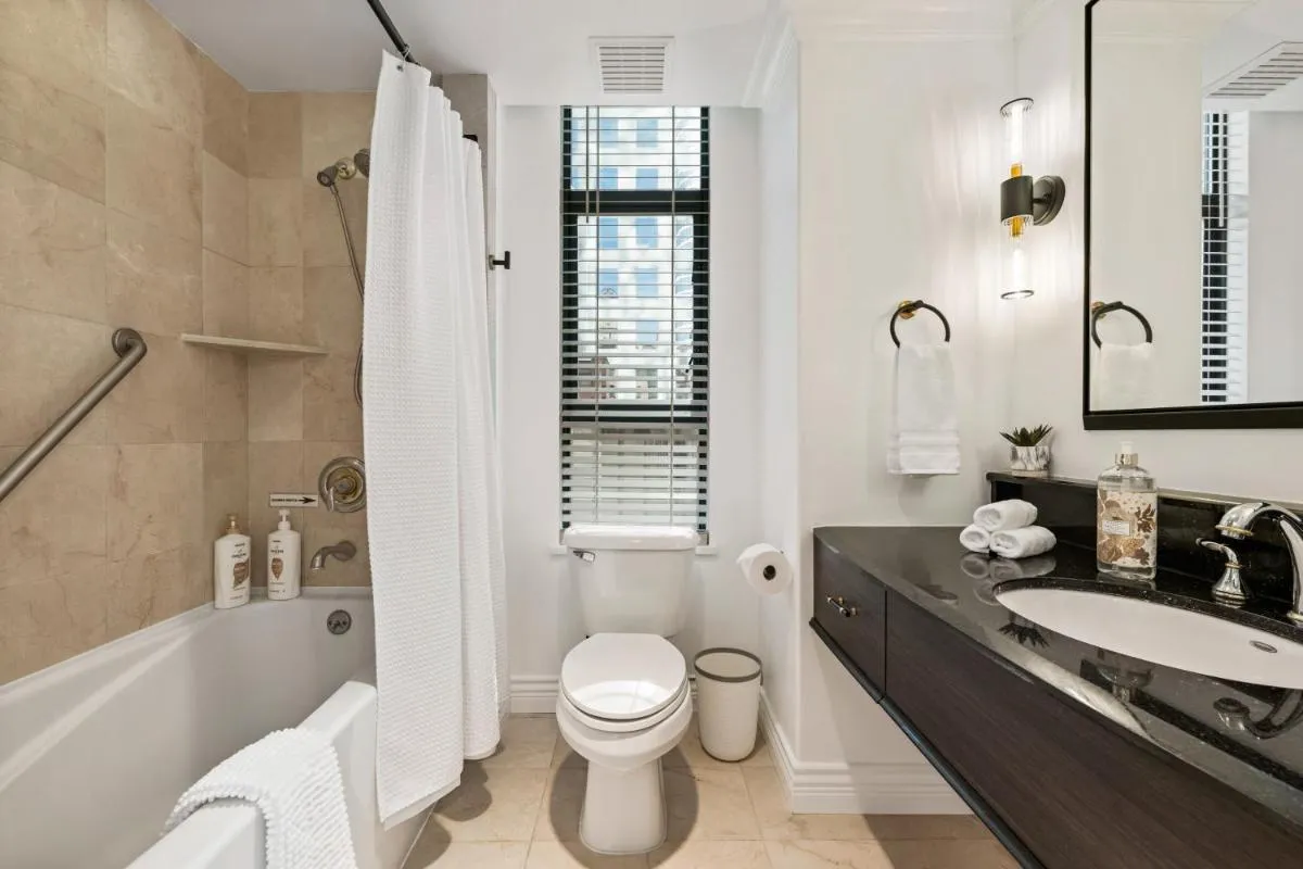 Image 3 of Elegant & Luxury 2 Bed Suite Close to Convention Centre