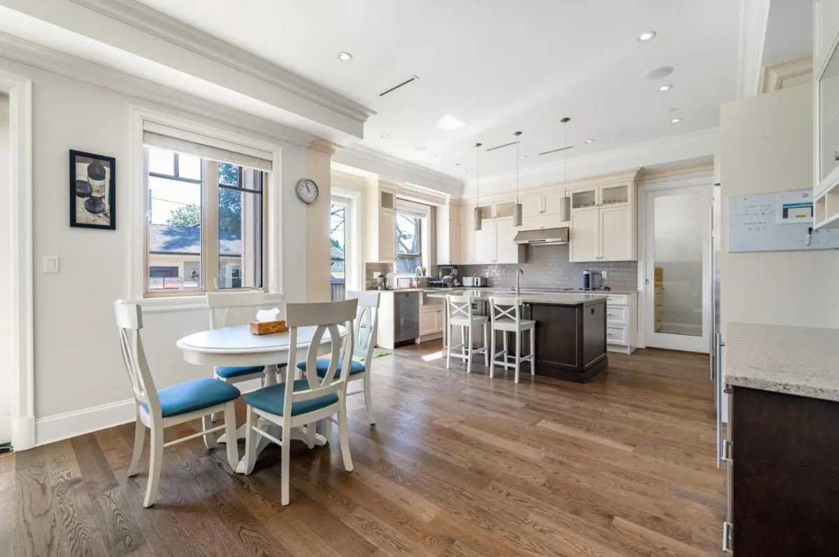 Image 2 of Elegant Vancouver Room with Private Bathroom