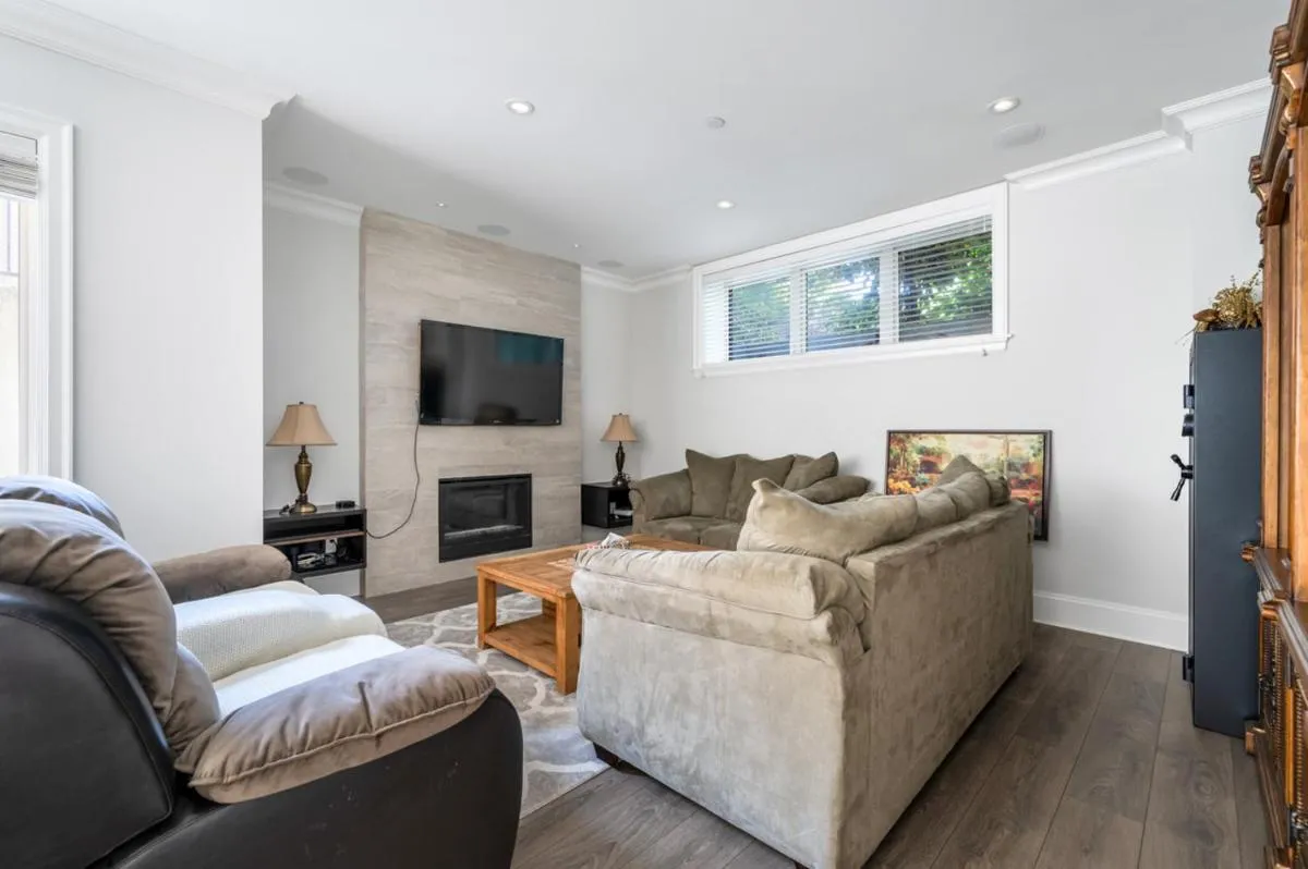 Image 3 of Elegant Vancouver Room with Private Bathroom